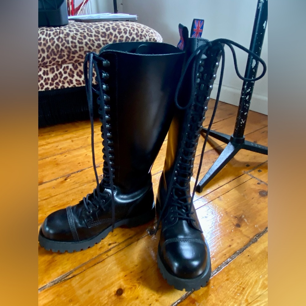 Like new! Nevermind black leather 20-eye speed-lace combat boots. Size 37